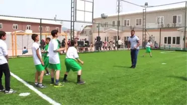 Mehmet Topal'dan Suriyeli Çocuklara Halı Saha