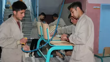 Okul Sıralarını Öğrenciler Yapıyor