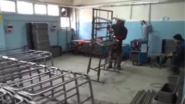 Yozgat'ta Öğrenciler Eğitim Gördükleri Sıraları Kendileri Üretiyor