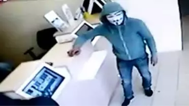 V For Vendetta Maskesiyle İki Kasa Boşaltan Soyguncular Kamerada!