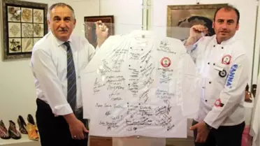 Ünlü Şeflerin İmzaladığı Aşçı Önlüğü 300 Dolara Satıldı