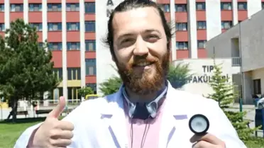 İşitme Engelli Genç, ''Senden Doktor Olmaz'' Diyenlere İnat Tıp Fakültesini Bitirdi