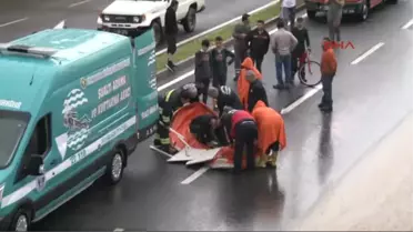 Diyarbakır'da Yağmur Alt Geçidi Göle Çevirdi, 3 Araç Mahsur Kaldı