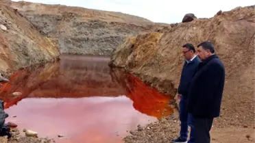 Gölet Kırmızı Renge Büründü