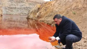 Gölet Kırmızı Renge Büründü
