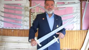 Kıbrıs Gazisi Ahşaptan Oyuncak Kılıç ve Hançer Yapıyor