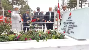 Şehit Kaymakamın Babası, Ömer Halisdemir'in Mezarını Ziyaret Etti
