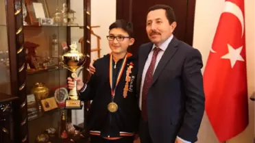 Vali Balkanlıoğlu Enes'i Ödüllendirdi