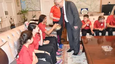 Mutluluklarını Vali Güvençer ile Paylaştılar