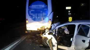 Yolcu Otobüsüne Çarpan Otomobilde 2 Arkadaş Öldü