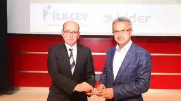 Başkan Köşker'e Teşekkür Plaketi