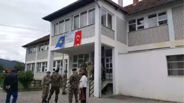 Türk Askeri Kosova'daki Köy Okulunu Onardı