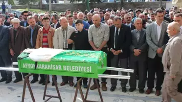 Küçük Tabuta Minik Gelinliği Örtüldü