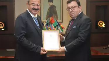Mehmetçik Vakfından Konukoğlu'na Plaket ve Berat