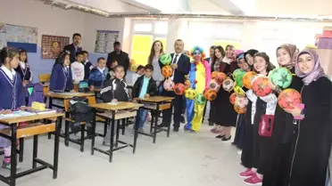 Üniversite Öğrencileri Miniklerin Ayakkabılarını Giydirdi