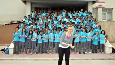 Ortaokul Öğrencilerinden İşaret Diliyle Şarkı