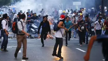 Venezuelalı Protestocular Madrid'de Büyükelçiyi Alıkoydu