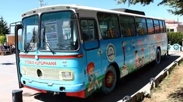 Öğrenciler 'Otobüs Kütüphanede' Kitap Okuyorlar