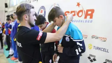Yıldırımlı Yüzücüler Havuzdan 'ALTIN' Çıkardı