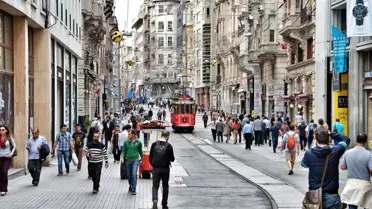 Taksim'de Yürürken Başından Vurulan Turist, Yaşam Savaşı Veriyor