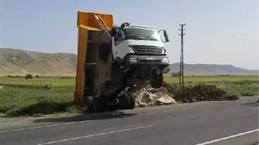 Nusaybin'de Kamyon Dorsesi Havada Kaldı