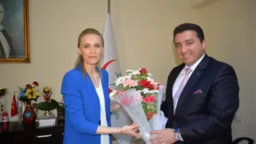 Başkan Bakıcı'dan Hemşirelere Çikolatalı Kutlama