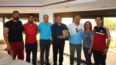 Öğretmenlerden Başkan Sarıoğlu'na Teşekkür Plaketi