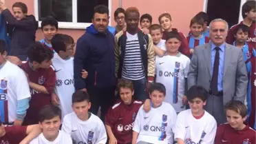 Trabzonsporlu Onazi, Öğrencilere Forma Dağıttı