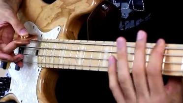 Stres Çarkıyla Bas Gitar Çalan Adam İzleyenleri Şaşırtıyor!