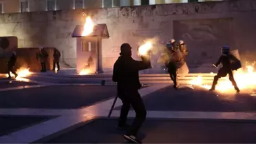 Yunanistan'da Memur ve Özel Sektör Çalışanları Meclisi Basıp Polise Molotoflarla Saldırdı