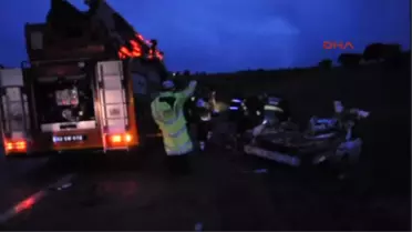 Adıyaman - Gölbaşı'nda Tır Ile Otomobil Çarpıştı: 3 Ölü, 1 Yaralı