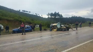 Bursa'da Midibüs ile Otomobil Çarpıştı: Ölü ve Yaralılar Var