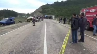 Minibüs ile Otomobil Çapıştı: 3 Ölü, Çok Sayıda Yaralı Var
