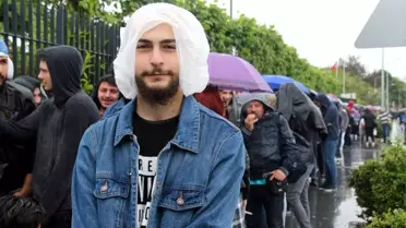 Sevdikleri Sanatçıları Izlemek Için Donuyorlardı