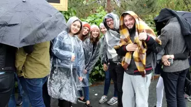 Sevdikleri Sanatçıları İzlemek İçin Donuyorlardı