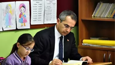 Kaymakam Pişkin Öğrencilerle Kitap Okudu