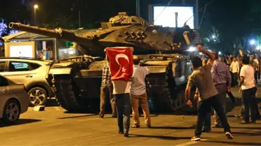 Tanktan Çıkan Emniyet Müdürünün Askerlere 'Bir İşi Beceremediniz' Tepkisi
