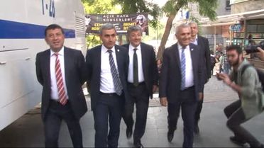 CHP'li Vekiller Güvenpark'ta Volta Atma Eylemi Yaptı