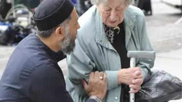 İngiltere'deki Saldırının Ardından Dünyanın Konuştuğu Fotoğraf: İki Din Yan Yana