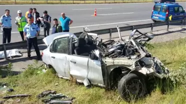 Otomobil, Emniyet Şeridindeki Tır'a Çarptı: 4 Ölü, 1 Yaralı