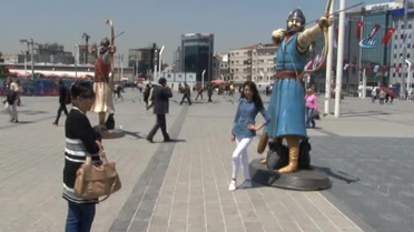 Taksim Meydanı'nda 'Okçu' Heykelleri