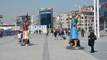Taksim Meydanı'ndaki 'Okçu' Heykelleri Turistleri Şaşırttı