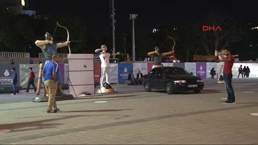 Dha İstanbul - Taksim Meydanı'na Konulan Okçu Heykelleri İlgi Odağı Oldu