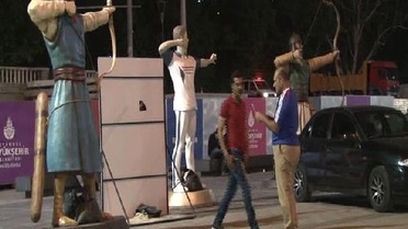 Taksim Meydanı'na Konulan Okçu Heykelleri İlgi Odağı Oldu