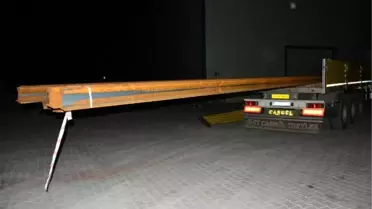 Tır'ın Dorsesinden Taşan Raylara Çarpan Otomobilde 2 Kişi Yaralandı