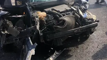 Direksiyon Hakimiyetini Kaybeden Şoför Tıra Çarptı: 1'i Ağır 2 Yaralı