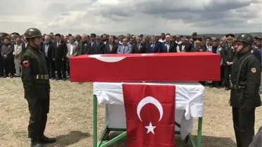 Şehit Uzman Çavuş Yavuz Bayram Son Yolculuğuna Köyünde Uğurlandı