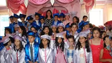Minik Öğrencilerden Mezuniyet Coşkusu