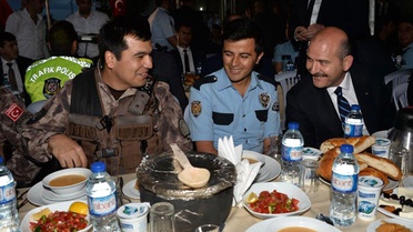 Içişleri Bakanı Soylu, Polislerle Iftar Yaptı