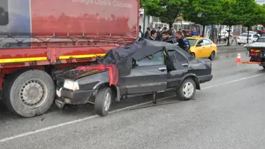 Otomobil Kırmızı Işıkta Bekleyen Tıra Çarptı: 2 Ölü, 2 Yaralı